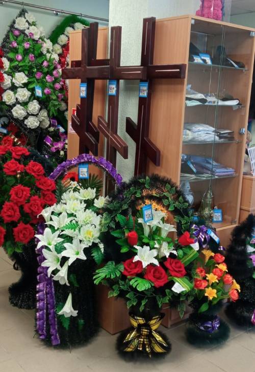 Купить ритуальные венки корзины из искусственных цветов, фото